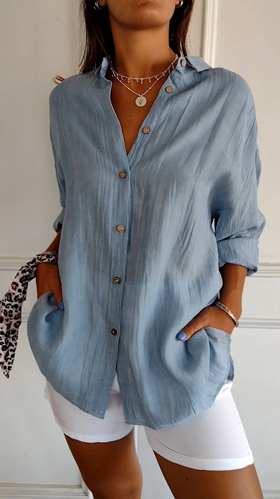 Chemisier féminin chic avec détails plissés et coupe légère
